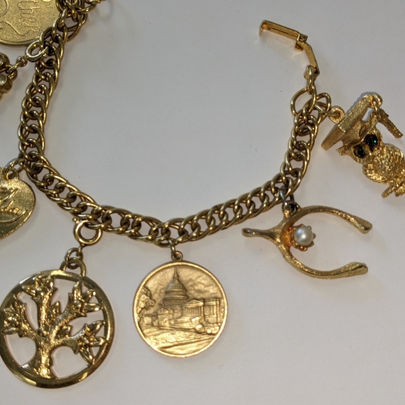 VTG GOLD TONE FAUX PEARL & RHINESTONE CHUNKY CHARM BRACELET - Picture 4 of 10